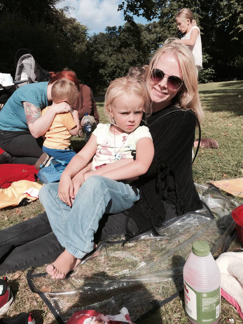Anne Marie Sunde og datteren Maja Blix Sunde-Aaeng (4) slapper av i Kampen parken etter aller siste dag i Damvokteren. - Det føles veldig urettferdig, sier Sunde. FOTO: KRISTIN FREDRIKSEN