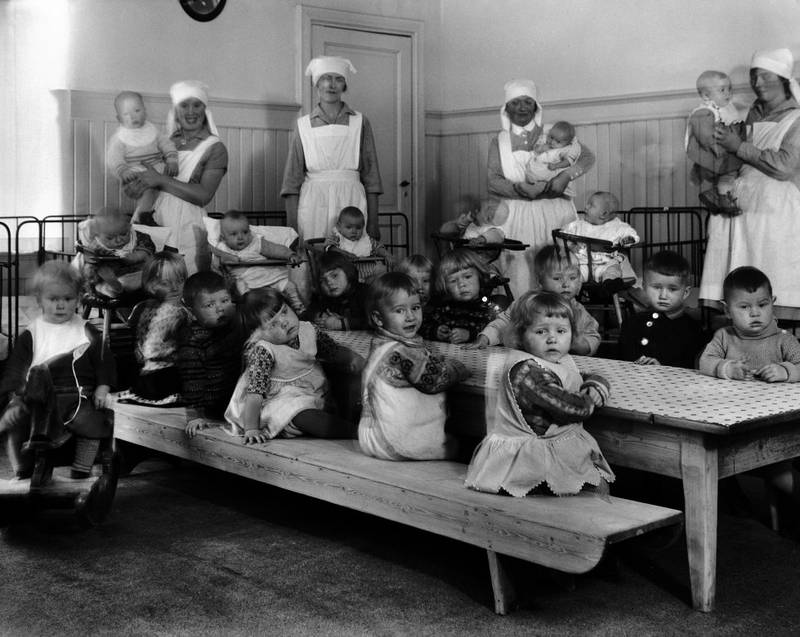Fra Tøyenkirkens barnekrybbe cirka 1930. Herslebs gate 43. Den første barnekrybba i Kristiania skal ha åpna på Hammersborg i 1883. I 1922 var det blitt 9 krybber i byen.