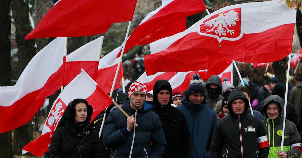 INTERNASJONALE BÅND: Nylig marsjerte rundt 60.000 i en nasjonalistisk marsj i Warszawa, Polen. Selv         om flertallet var der for å markere Polens 99. uavhengighetsår, var det også bred internasjonal deltakelse fra andre europeiske ytre høyre-bevegelser. Disse bevegelsene blir stadig mer internasjonale. FOTO: CZAREK SOKOLOWSKI/NTB SCANPIX