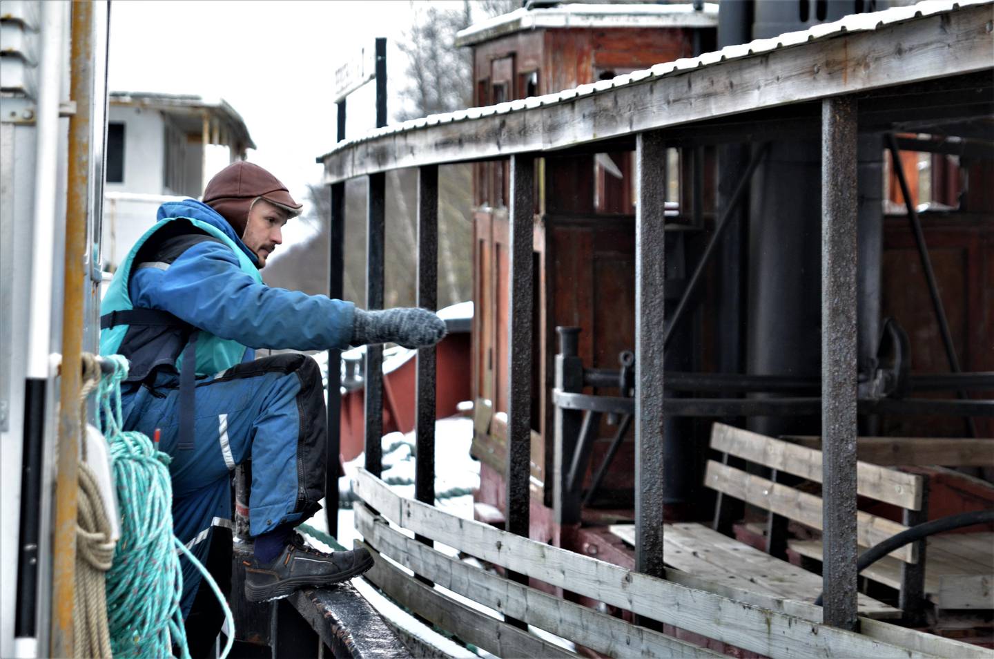 Erlend Arntzen Dale i Maritime Center på Isegran border båten som snart skal sikres framtid og restaurering.