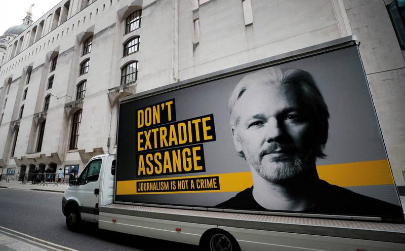 En varebil med en Julian Assange-billboard ankommer Old Bailey i London.                      Foto: AP Photo/Frank Augstein/NTB