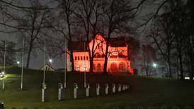 Villa Lykkeberg lyser oransje i kampen mot familievold