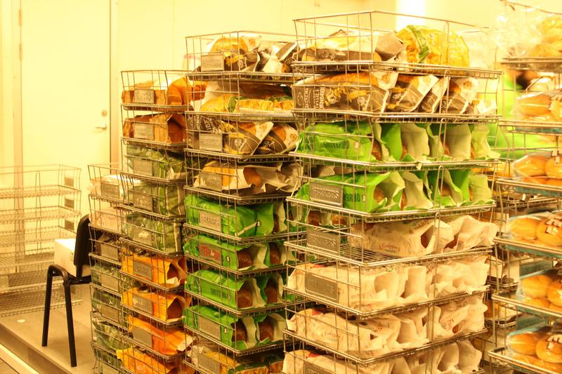 Pallevis med ferskt brød fordeles til flere hundre rusmisbrukere.