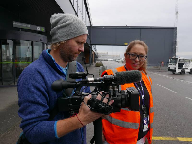 Lotte Olsen og Tomas Berger fra NRK Østfold lager dokumentar om at flyplassen legges ned. Moss Lufthavn Rygge. FOTO. ELISABETH SKOVLY
