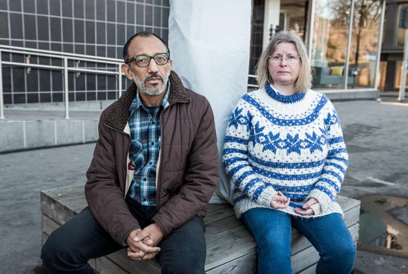 Bekymret: Julio Toro og Claudia Behrens jobber begge som seniorrådgivere     i Landbruksdirektoratet i Oslo. De frykter at regjeringens forslag om å flytte statlige arbeidsplasser fra hovedstaden vil sende dem ut i arbeidsledighet.