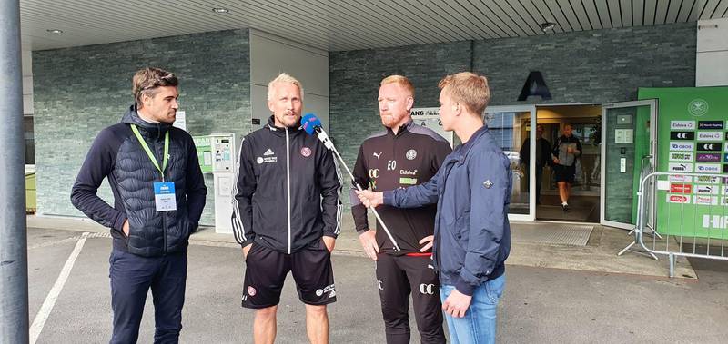 KFUM-trener Jørgen Isnes (nr.2 fra venstre) sa seg greit fornøyd med det ene poenget etter en heller håpløs start. Her i samtaler med HamKam-trener Espen Olsen og Hamar Arbeiderblad.