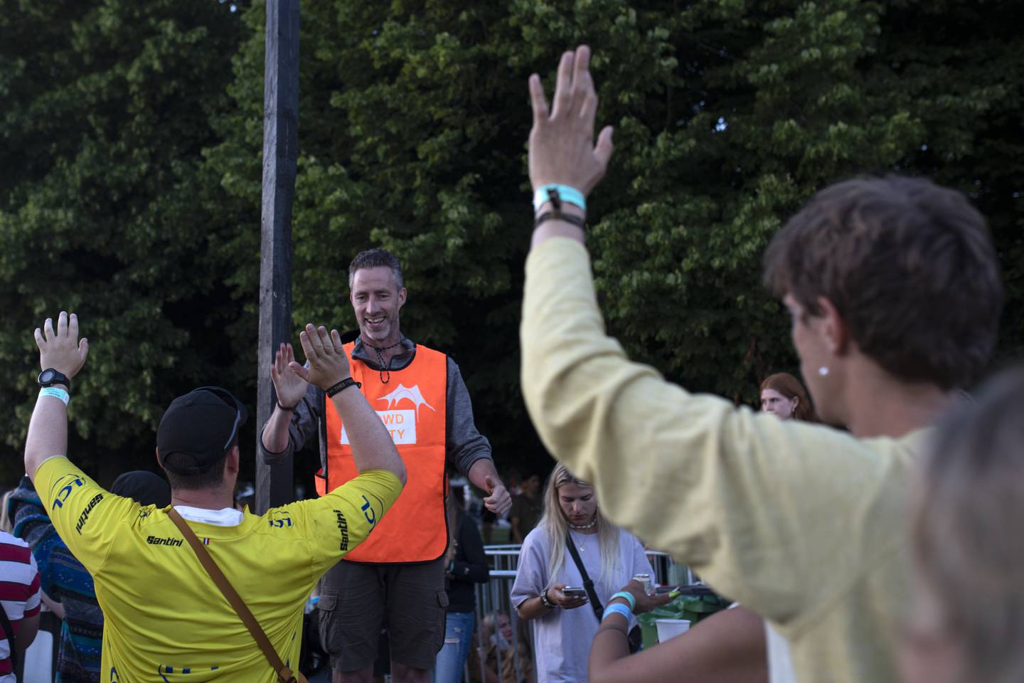 På vei inn i pitchen sjekker en av de frivillige vaktene bånd, og får en high five i farta.