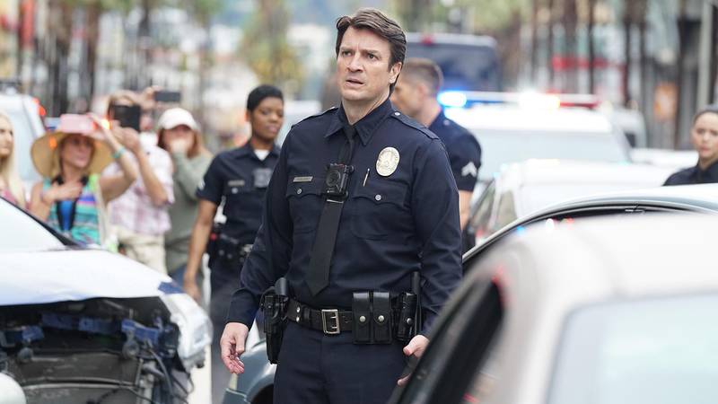 John Nolan, (spilt av Nathan Fillion, han fra «Castle» og «Firefly» nyutdannet politimann i Los Angeles, kan bruke vidd og livserfaring der kollegaene har mer å by i kondis og raske reflekser.