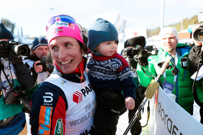 Marit Bjørgen møtte raskt sønnen Marius etter rennet.