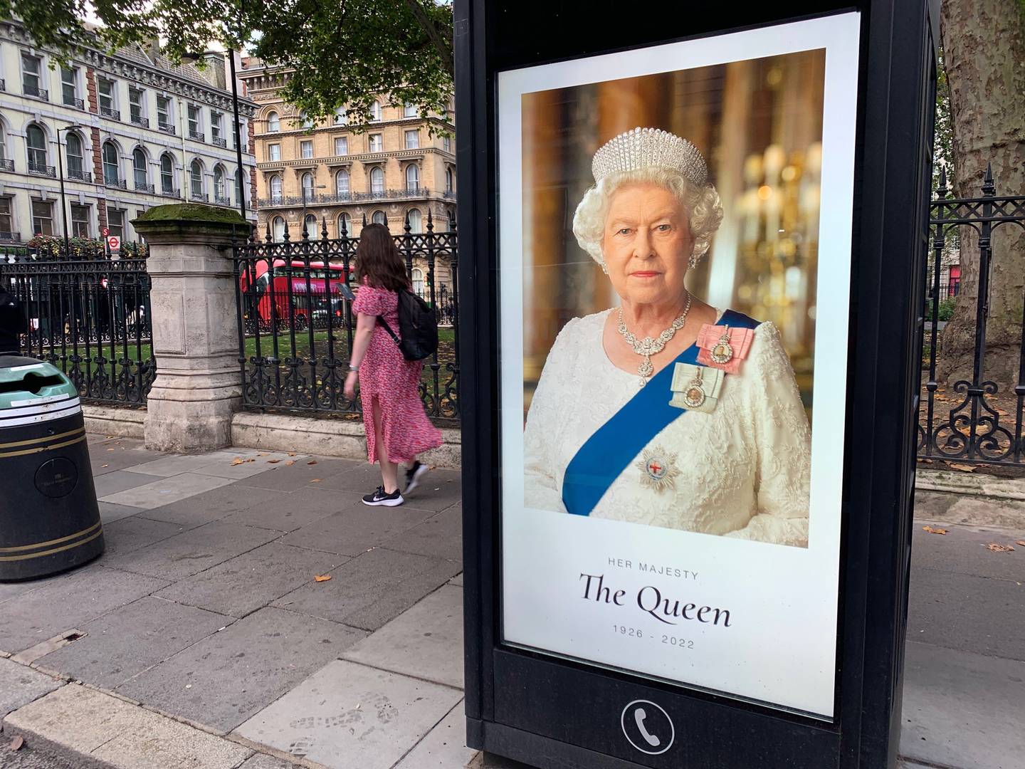 Et stort bilde av den avdøde dronningen på fortauet i London.