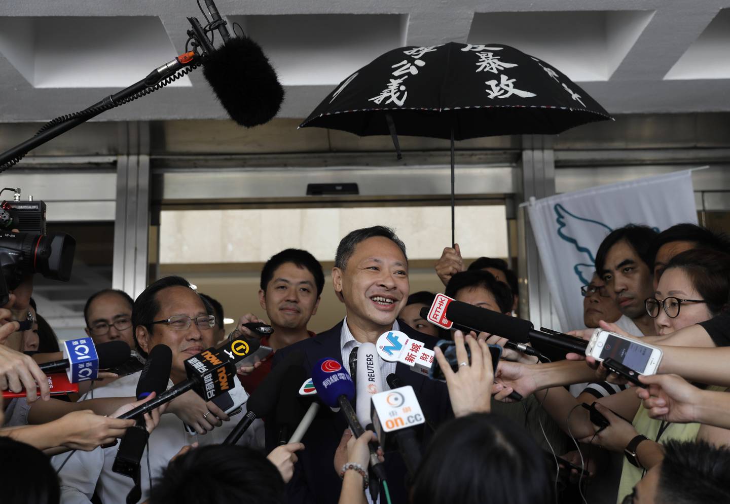 Opposisjonsleder Benny Tai (i midten) møtte pressen etter å ha blitt løslatt mot kausjon i forbindelse med protestene i 2019.