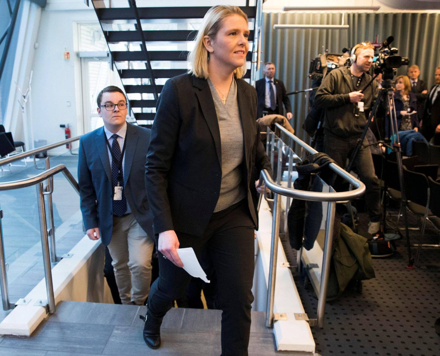Sylvi Listhaug på vei til pressekonferanse om morgenen 20. mars 2018, for å annonsere sin avgang, med sin daværende politiske rådgiver Espen Teigen i hælene.