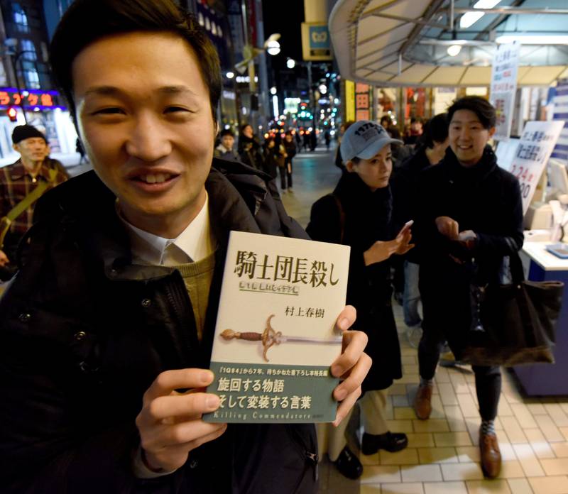 Murakami-fans sto i kø utenfor bokhandlene fredag morgen da hans nye roman ble lagt ut for salg. FOTO: NTB SCANPIX