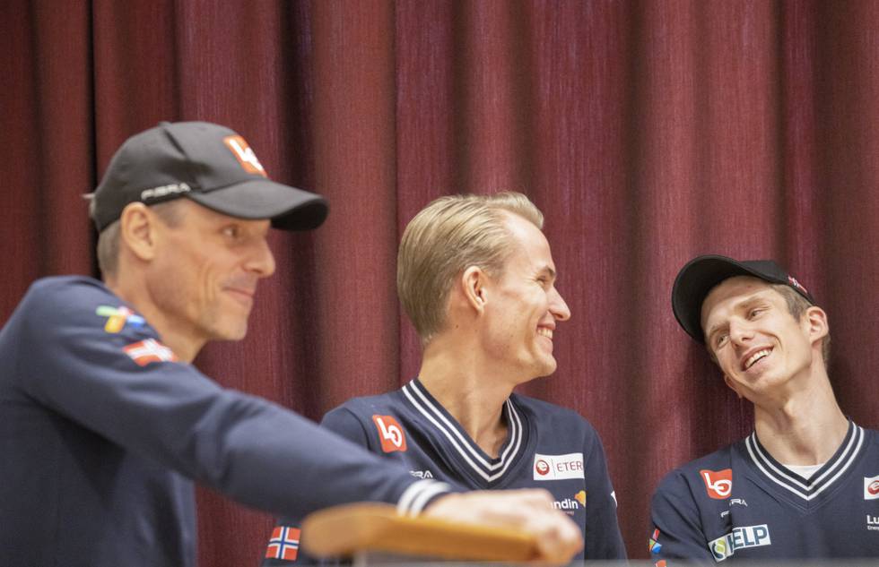 Den norske landslagstreneren i hopp Alexander Stöckl sammen med Daniel-André Tande og Halvor Egner Granerud. Foto: Terje Bendiksby / NTB