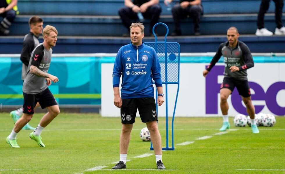 Danmark-trener Kasper Hjulmand er ikke tilfreds med Uefas håndtering i etterkant av Christian Eriksens hjertestans. Foto: Martin Meissner / AP / NTB
