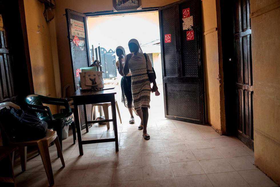 Unge jenter ankommer et helsesenter i Lagos i Nigeria der en amerikanske hjelpeorganisasjon bistår med familieplanlegging. Senteret produserer kondomer, og der piller kan jentene få gratis. Foto: Stefan Heunis/NTB