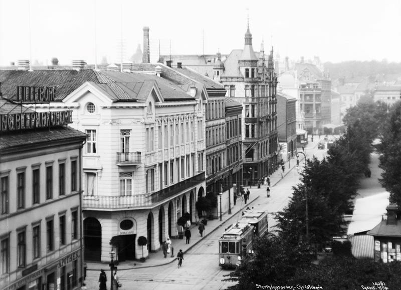 STORTINGSGATA i 1912: Bombebaronen ble pågrepet på Grand hospits i Stortingsgata 10, bygning nr. 3 fra venstre, 16. juni 1917. Elleve dager seinere ble han eskortert ut av landet. FOTO: ANDERS B. WILSE/OSLO MUSEUM
