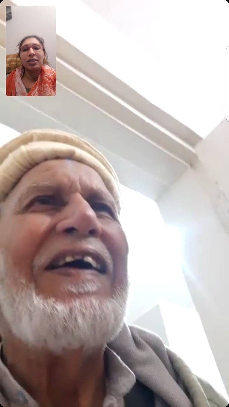 Shanzeh Humair snakker med bestefar på Skype.