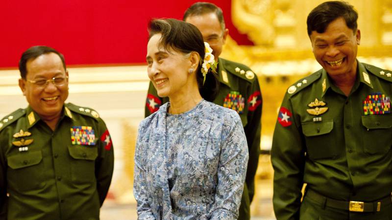 Aung San Suu Kyi i et lystig øyeblikk sammen med militære ledere i går, da Suu Kyis nære medarbeider Htin Kyaw ble tatt i ed som president. I realiteten er det Suu Kyi som vil være lederen, men hun er formelt forhindret fra presidentjobben. Aung San Suu Kyi har i en årrekke ført kampen mot militærregimet i          Myanmar, og dagen i går blir ansett som en milepæl i demokratiseringsprosessen. FOTO: YE AUNG THU/NTB SCANPIX