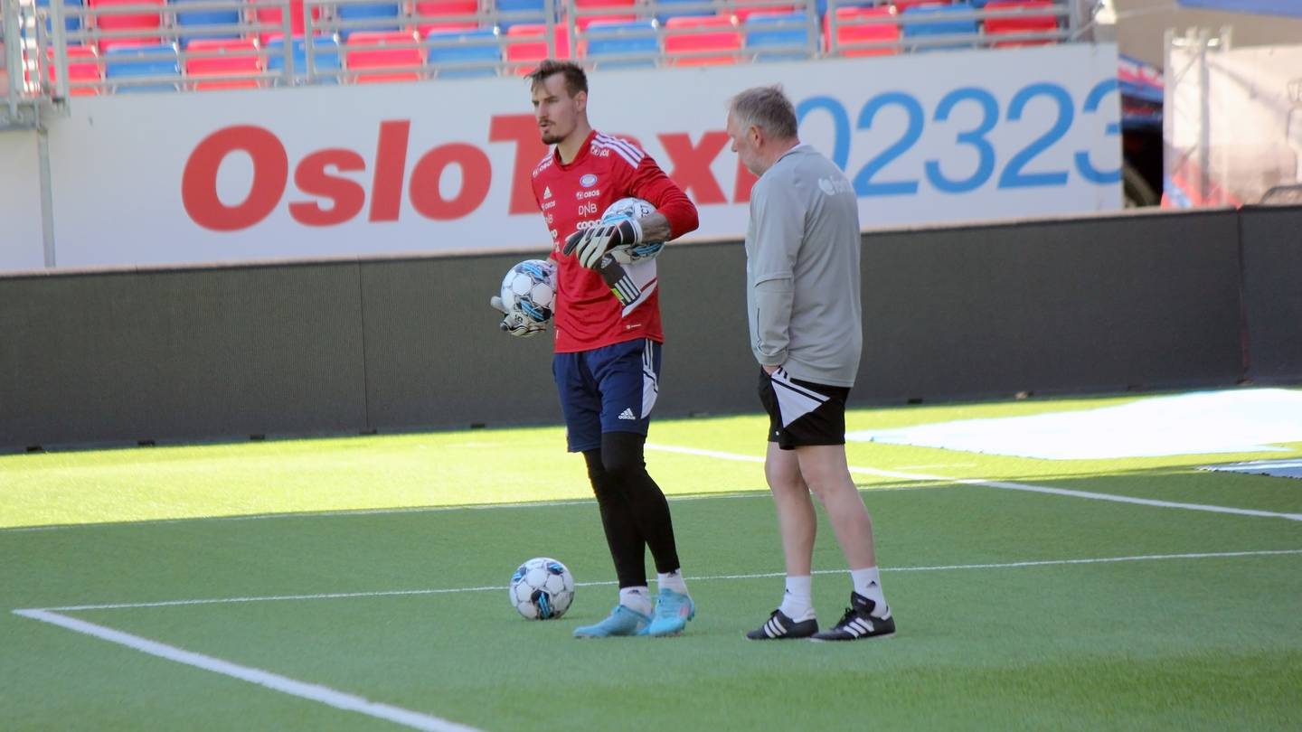 Kjetil Haug takker keepertrener Gjermund Østby for utviklingen han har hatt i Vålerenga så langt.