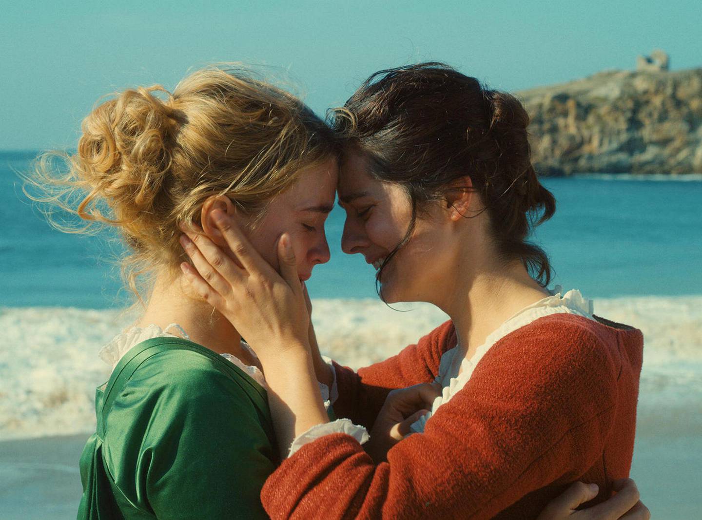 Adèle Haenel og Noemie Merlant spiller mot hverandre i «Portrett av en kvinne i flammer» som kommer på norsk kino 2. juledag.