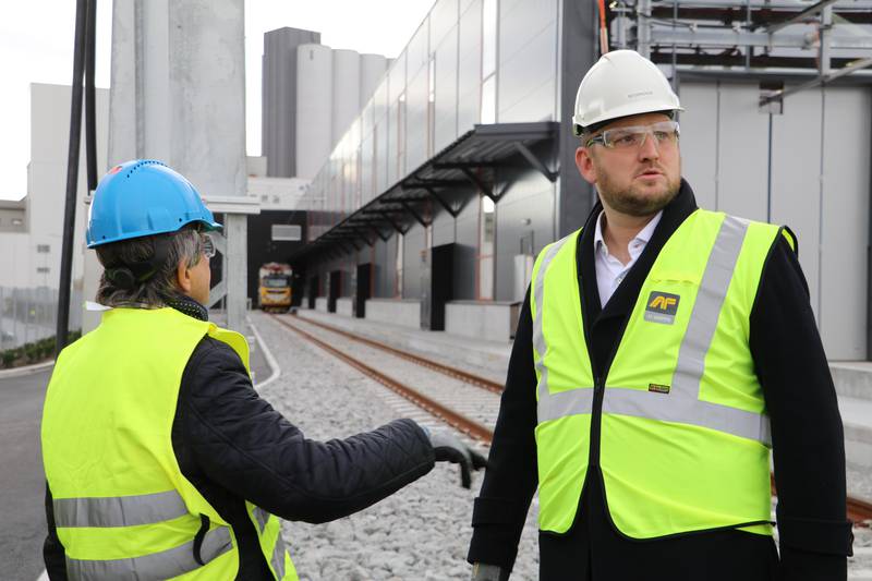 Samferdselsminister Jon Georg Dale synes besøket på det nye togverkstedet på Kvaleberg utenfor Stavanger var bra. Han er fornøyd med at jernbanereformen har lagt til rette for at verkstedet ble bygget.