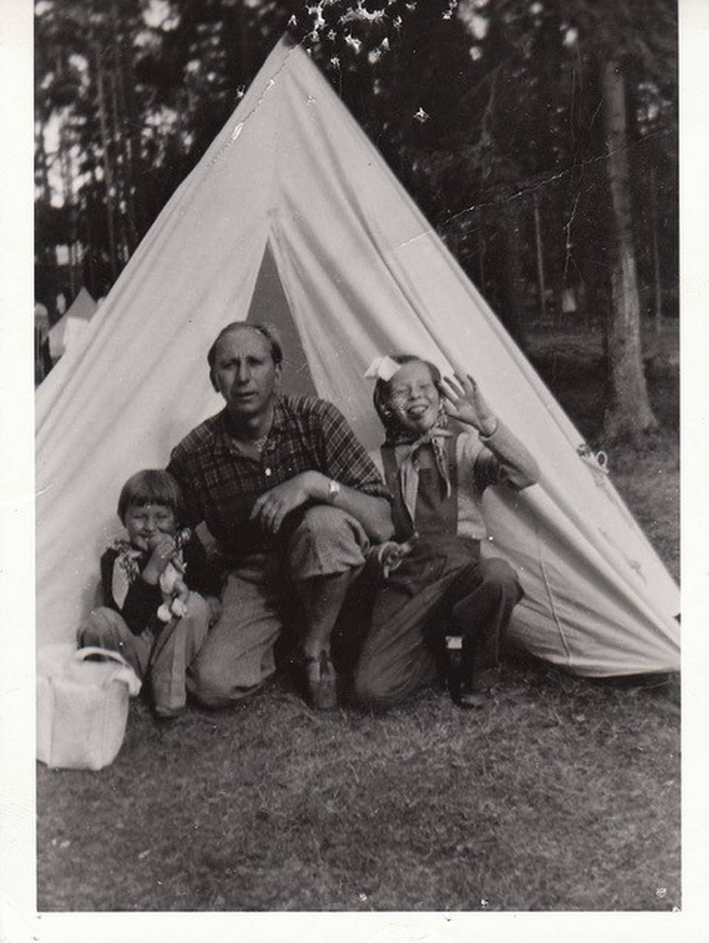 Slik begynte interessen for bading, forklarer Inger-Torill Solberg og blar tilbake til 1950-åra hvor hun og familien ferierte på Solviken. Her sammen med pappa Kaare Christiansen som var ansatt ved FMV og søstera Kari Elisabeth Hansen.