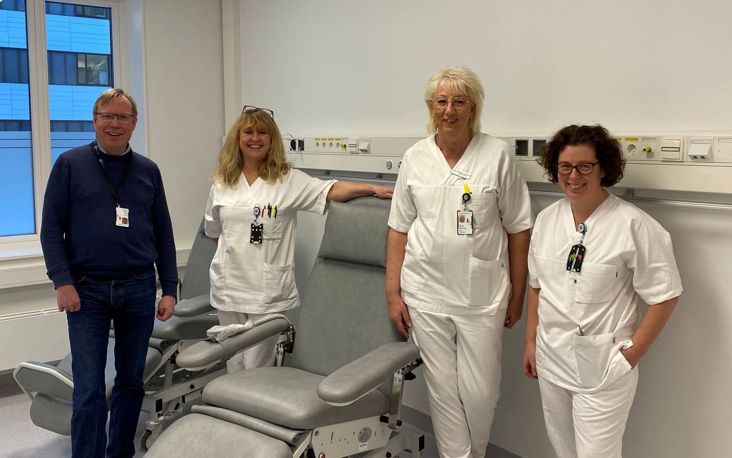 Avdelingssjef Andreas Stensvold, sykepleier Inger Karin Thomassen, seksjonsleder Elisabet Holm og seksjonsleder Hanne-Guro Gellein i et av de nye rommene på sykehuset.