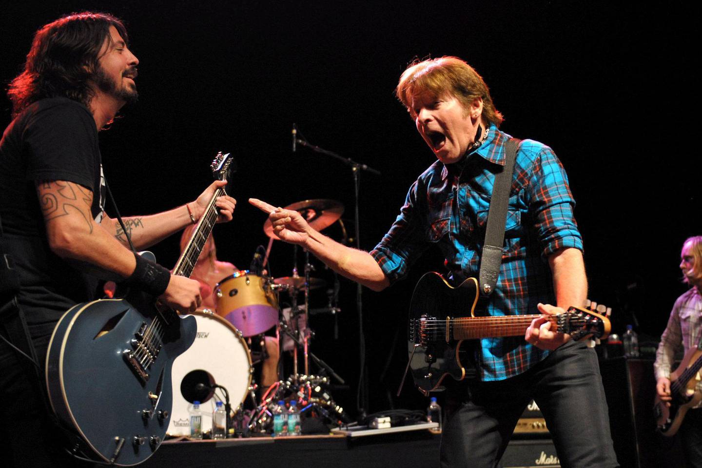 Dave Grohl og John Fogerty finner tonen på en konsert i Hollywood i 2012. FOTO: JOHN SHEARER/AP/NTB SCANPIX