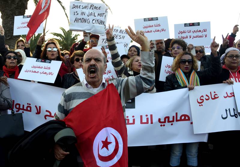Tunisiere demonstrerte utenfor parlamentet i Tunis julaften. Bakgrunnen er at flere tusen jihadister er ventet å vende hjemover etter å ha kriget i land som Syria og Irak.