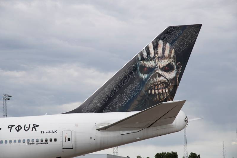 Iron Maidens eget fly Ed Force One lander på Gardermoen  foran konserten i Telenor Arena. 