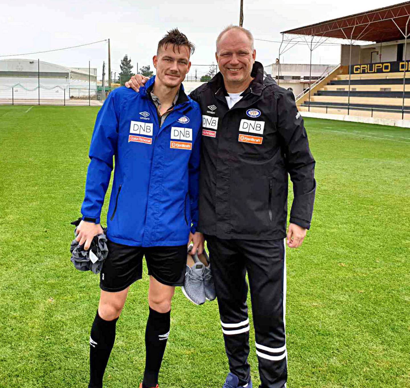 Vålerenga-trener Dag-Eilev Fagermo (t.h.) liker lederegenskapene til midtstopperveteranen Johan Lædre Bjørdal (t.v.). Her er de to etter gårsdagens trening i Algarve. Begge foto: Per Amundsen