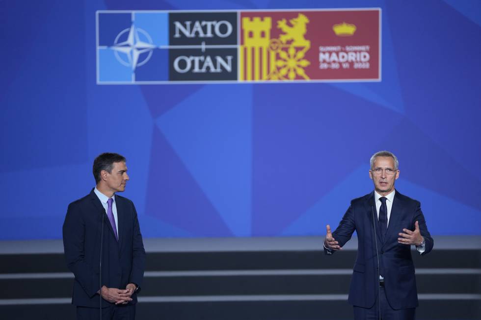 Generalsekretær Jens Stoltenberg la vekt på klimaendringer og sikkerhet da han talte i forkant av Nato-toppmøtet tirsdag. Den spanske statsministeren Pedro Sanchez ønsket velkommen til toppmøtet. Foto: Manu Fernandez/AP/ NTB