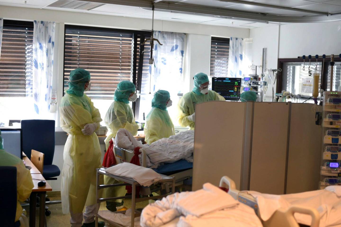 Bærum 20200417. 
Vestre Viken HF har selv tatt bilder fra innsiden av civid-posten på Bærum sykehus som viser personale iført smittevernutstyr  under behandling av koronasmittet pasient.
Foto: Vestre Viken HF / NTB
