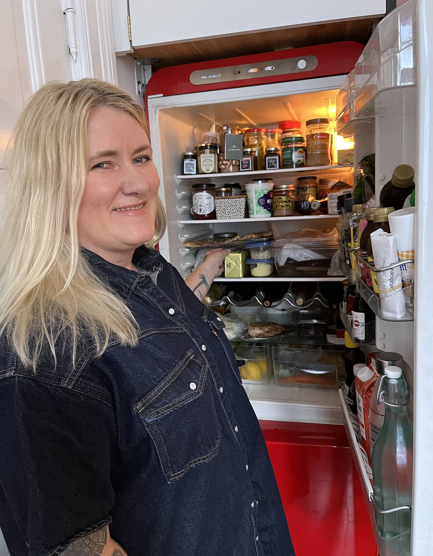 Hvis man har et system for hvor man setter maten i kjøleskapet og frysere, er det lettere å begrense matsvinnet, sier Helle Øder Valebrokk.