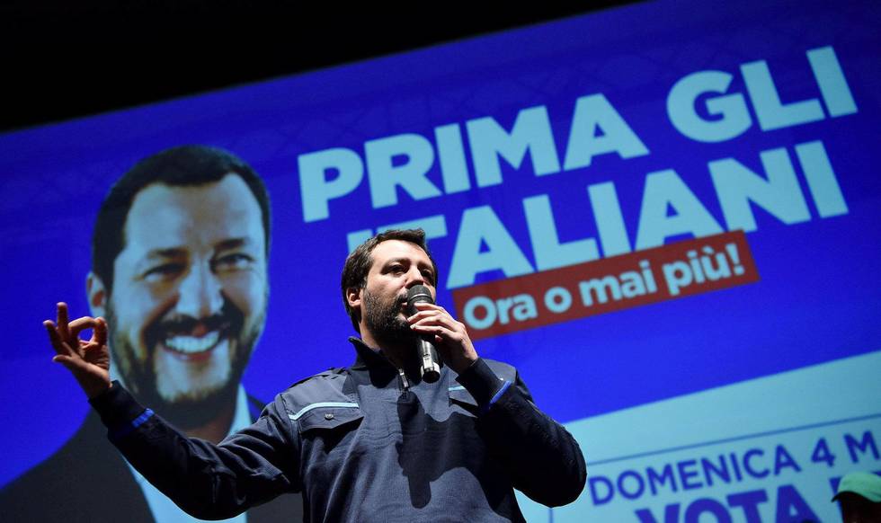 Innenriksminister og Ligaen-leder Matteo Salvini på et valgkamparrangement i fjor. På plakaten i bakgrunnen står det «Italienere først, nå eller aldri», partiets valgkampslagord.