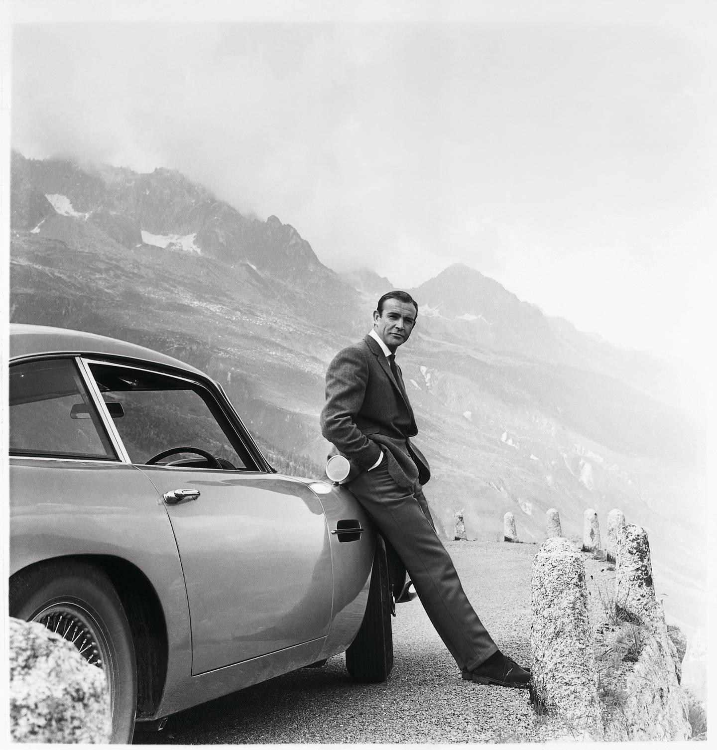KLASSISK: Sean Connery ved en Aston Martin DB5 under filmingen av Goldfinger i 1964. Foto: Produsenten
