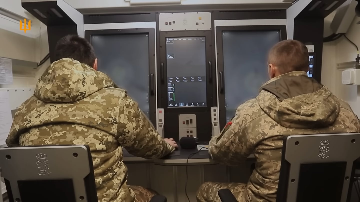 Her sitter ukrainske soldater og opererer luftvernsystemet NASAMS. På stolene ses logoen til Kongsberg Gruppen.