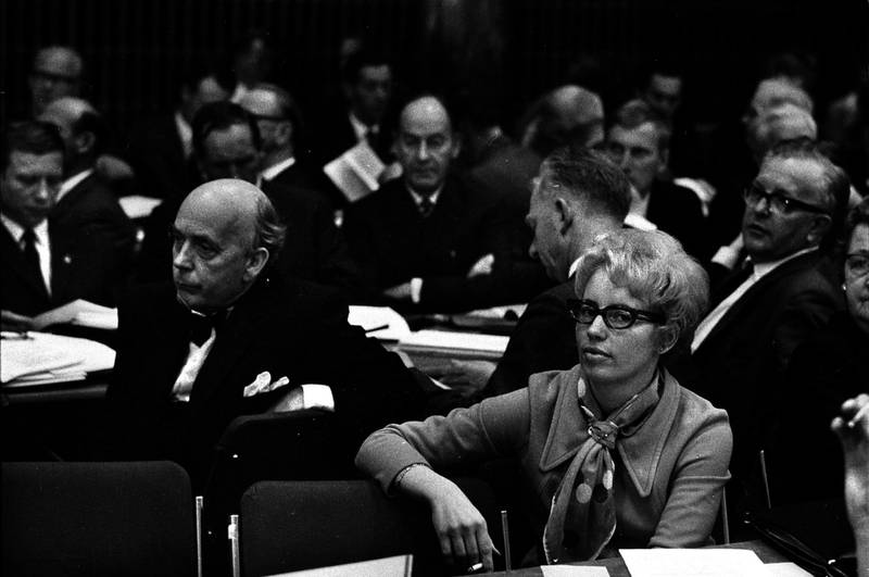 Med et benkeforslag fikk Grethe Irvoll programfesta abort på Arbeiderpartiets landsmøte i 1969. Bak henne sees blant andre (f.v.) Brynjulf Bull, Rolf Hansen og Rolf Aakervik. 