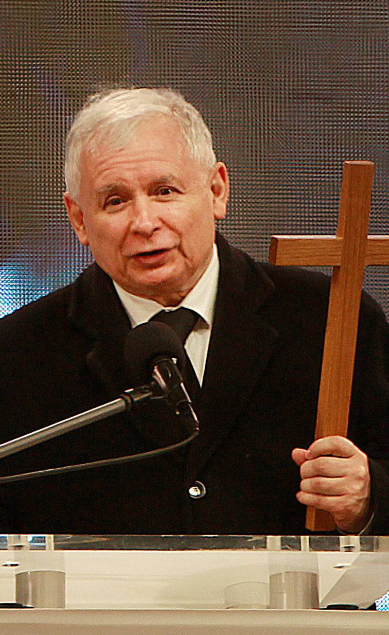 Leder for det nasjonalkonservative regjeringspartiet Lov og rettferdighet, Jarosław Kaczynski, taler under en markering for flyulykken i Smolensk i fjor. Ulykken er sentral i den interne striden mellom Kaczynski og Tusk. 