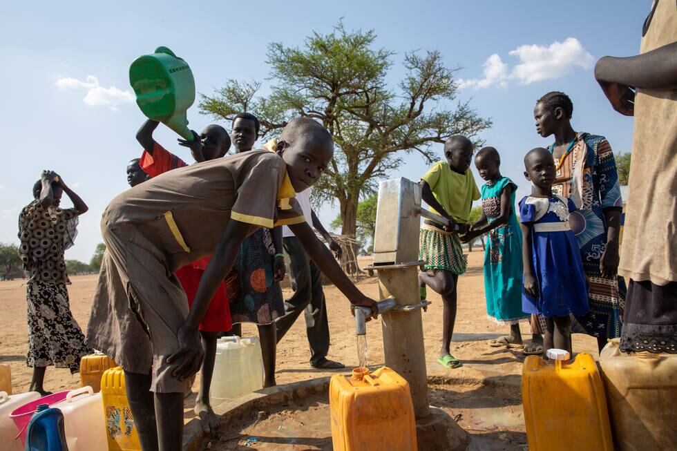 Barn henter vann i Gomgoi, en av leirene for internt fordrevne i Twic County i Sør-Sudan.