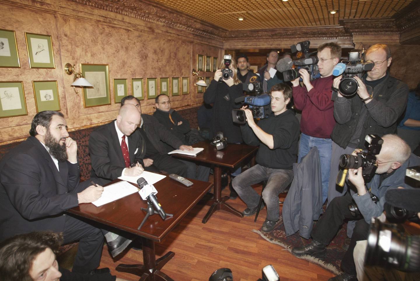 Tostrupkjelleren i Oslo februar 2003. Mullah Krekar og og advokat Brynjar Meling følger med på den direkte tv-sendingen av møtet i FNs sikkerhetsråd der USAs utenriksminister Colin Powell kobler Ansar al-Islam til  al-Qaida.