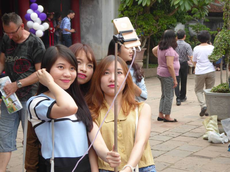 Selfie-er er en trendverden rundt, også i Vietnam. FOTO: Erik Sagflaat