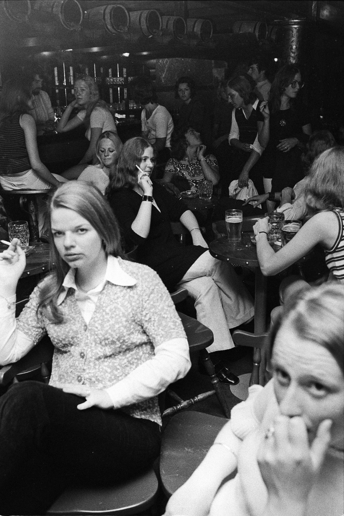 Røyking ved bordene på Oslo AUFs ungdomssenter Aurora i Skippergata 23 i juli 1971. Her var det kaféer, diskotek og barer fordelt over 4 etasjer. Først i 1973 ble det atten års aldersgrense for å kjøpe tobakk, og først i 2004 kom røykeloven (tobakkskadeloven §25) som forbød røyking på alle serveringssteder.