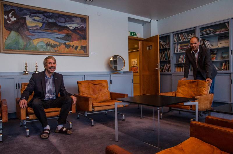 Niklas Sirén, kommunepolitiker fra partiet Venstre, (til høyre) sammen med kultursekretær i Kiruna kommune, Lennart Lantto, i Kiruna Rådhus mest kjente rom.