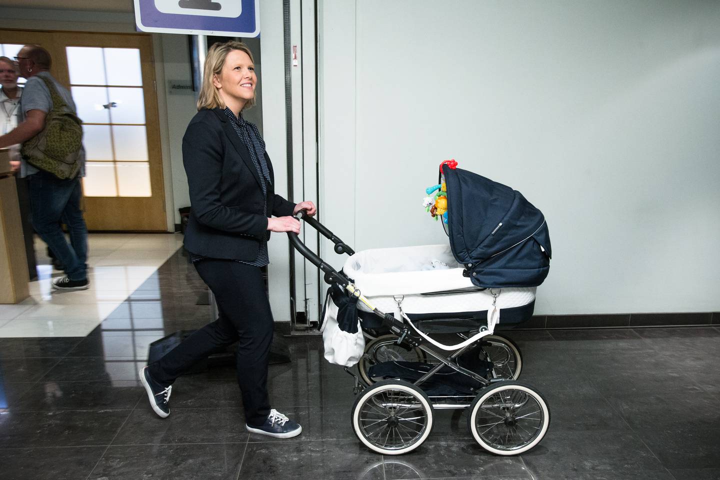 Sylvi Listhaug ble trebarnsmor som 39-åring i 2017. Her fra Frps landsmøte samme år, med rundt en måned gamle Steffen i barnevognen.