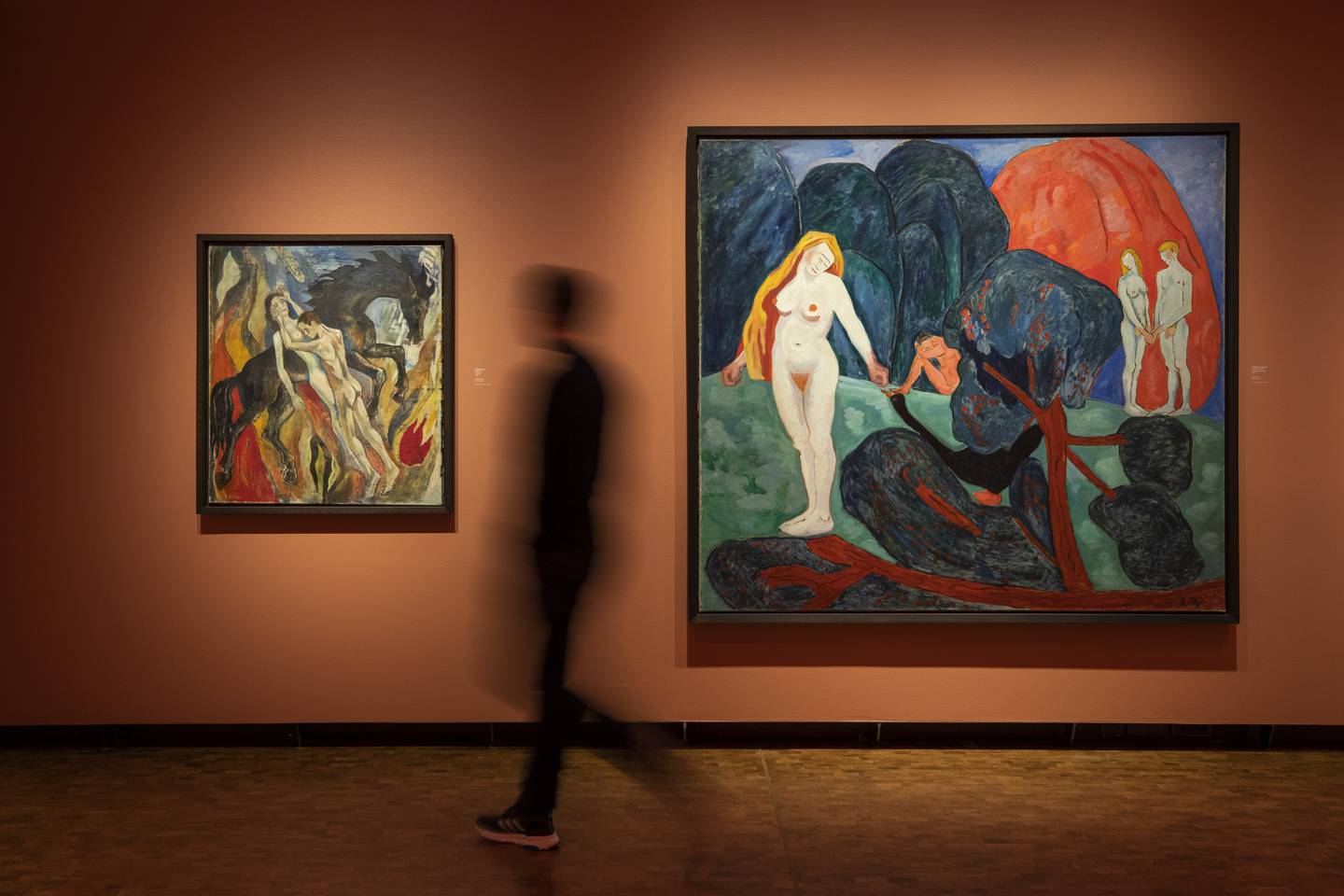 Utstillingen starter med de store spørsmålene Rolf Stenersen brød seg om som kunstsamler og tok opp i forfatterskapet sitt, blant annet seksualitet og underbevissthet. Maleriene er Reidar Aulies «Pubertet» (1937, til venstre) og Rudolph Thygesens «Leda og svanen» (1915).