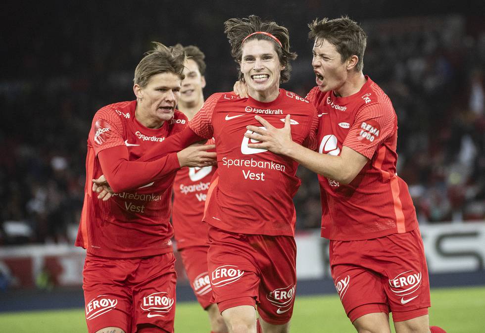 Branns Kasper Skaanes blir gratulert etter 1-1 scoringen på overtid mellom Brann og Stabæk på Brann stadion.