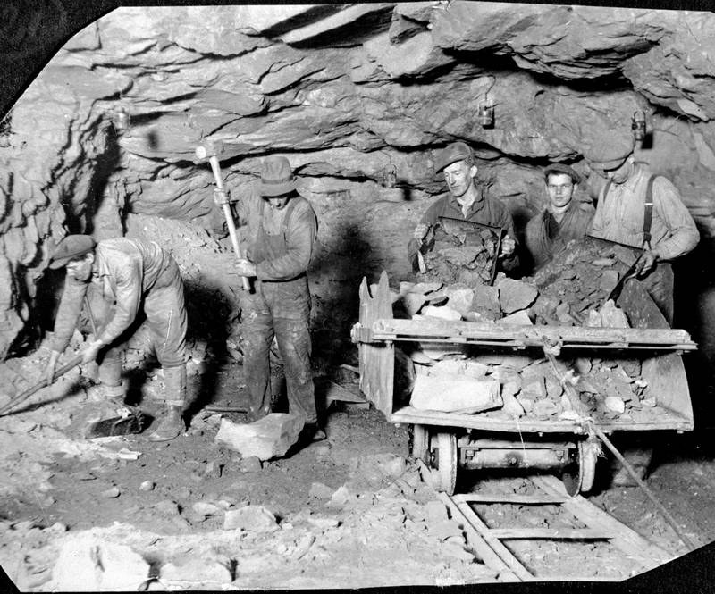 Et typisk gruvearbeidslag under mellomkrigstiden er dette i Jakobsbakken i Sulitjelma. I Lier kom driften i Sørumåsgruven i gang i 1918, etter at lokale hadde skjerpet etter molybden og andre metaller. FOTO: ARBARK