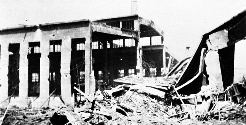 Amerikanske fly bombet Norsk Hydros industrianlegg på Herøya i 24. juli 1943. Her ser vi skader på en av lagerbygningene. FOTO: NTB SCANPIX